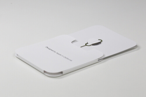 iPhone説明書と付属のSIMピン